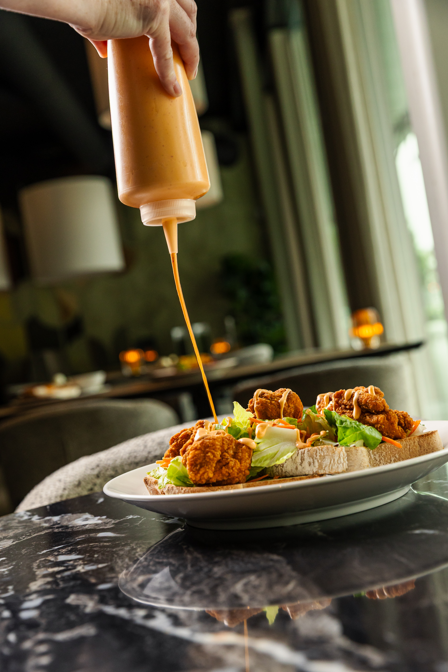 close foodfoto van broodje met saus drizzle